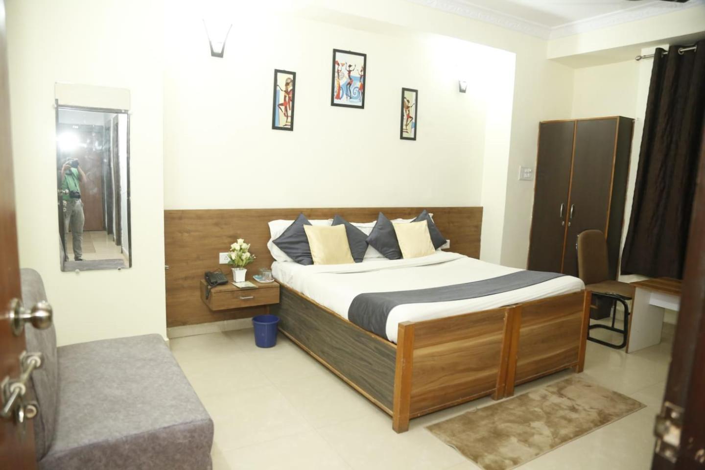 Sandalwood Vibes Bhopal Eksteriør bilde